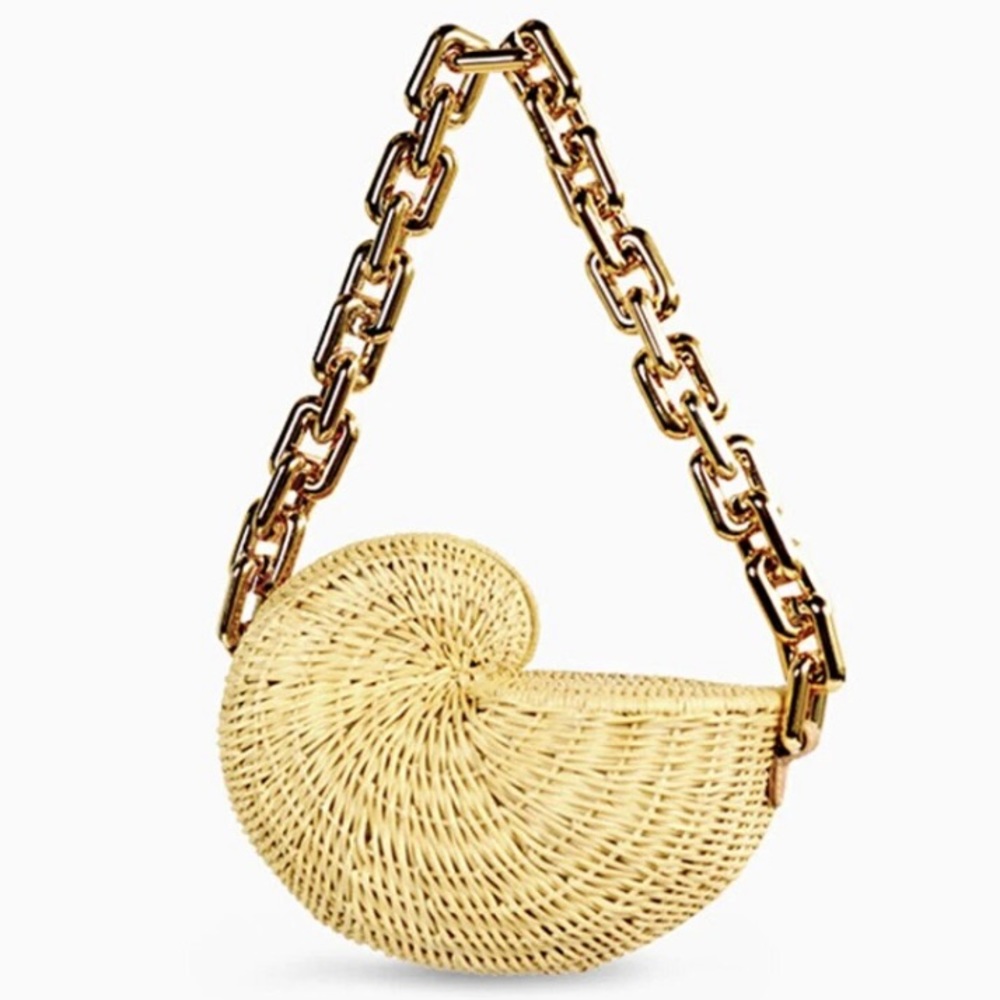 Gold Chain Woven Shell Bag. PreOwned .one Size.